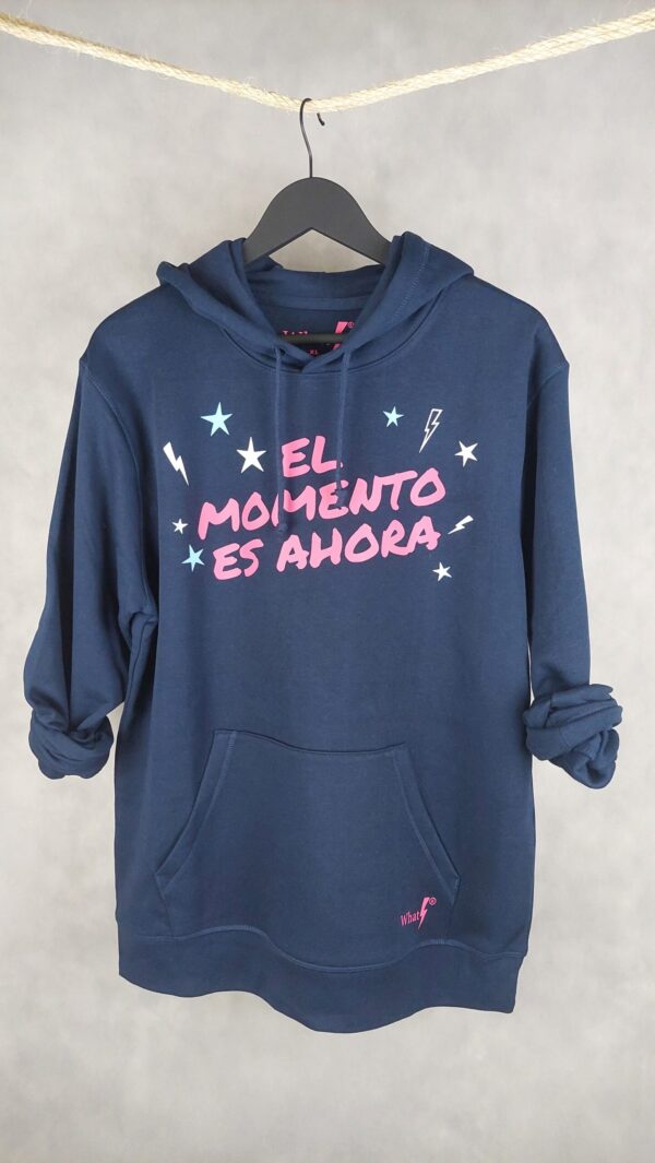 Imagen de la Sudadera Momento Unisex en color negro, con diseño minimalista y confección en algodón orgánico. (color azul marino)