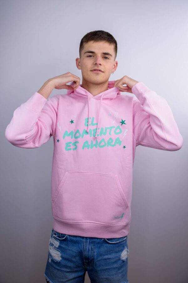 Imagen de la Sudadera Momento Unisex en color negro, con diseño minimalista y confección en algodón orgánico. (color rosa)
