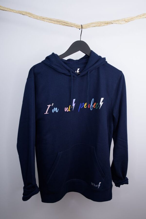 Sudadera I'm Not Perfect Unisex azul, mensaje 'I'm Not Perfect'