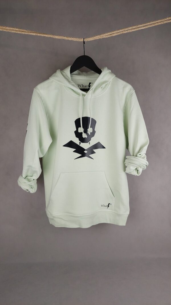 Imagen de la Sudadera Calavera Unisex en color negro, con estampado de calavera y confección en algodón orgánico.