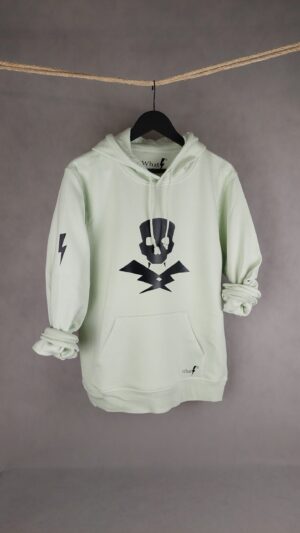 Imagen de la Sudadera Calavera Unisex en color negro, con estampado de calavera y confección en algodón orgánico.