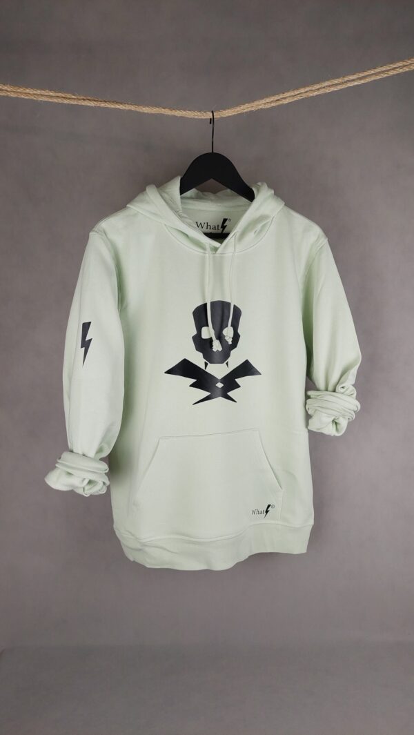 Imagen de la Sudadera Calavera Unisex en color negro, con estampado de calavera y confección en algodón orgánico.