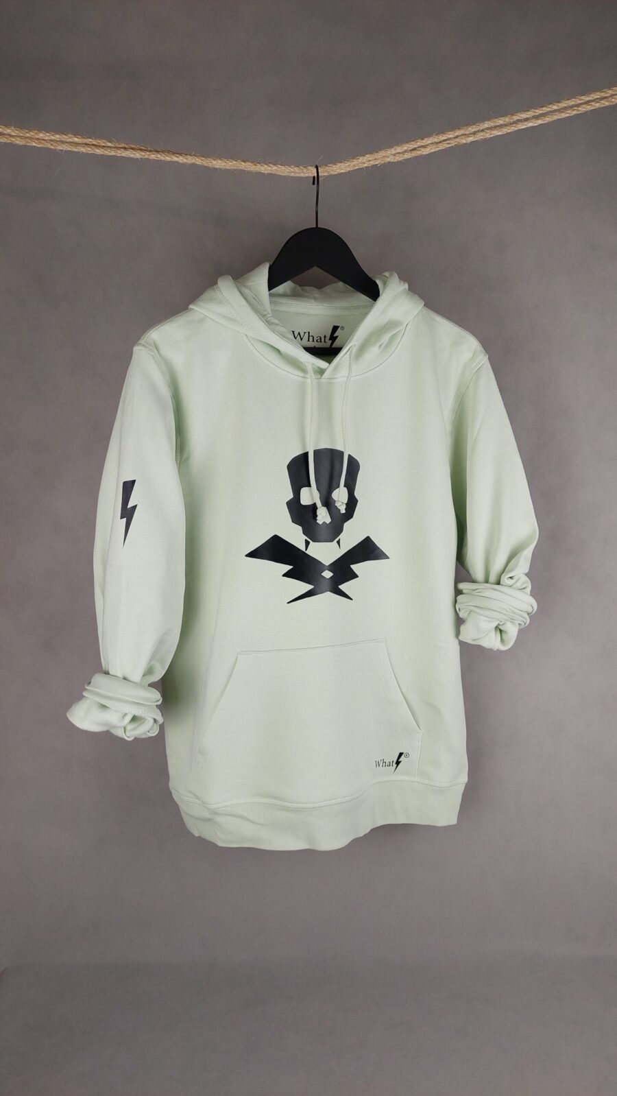 Imagen de la Sudadera Calavera Unisex en color negro, con estampado de calavera y confección en algodón orgánico.