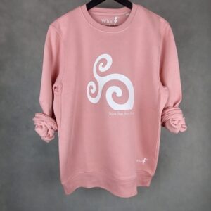 Sudadera en color coral de la marca WhatStyle con diseño Trisquel, ideal para un look moderno y cómodo.