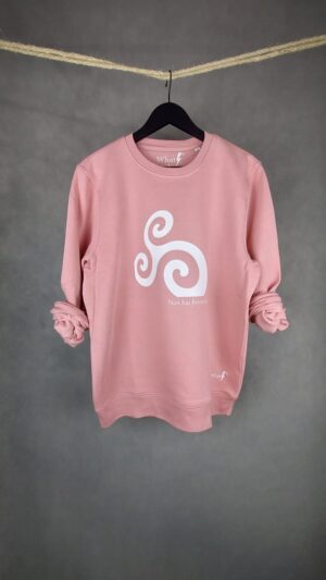 Sudadera en color coral de la marca WhatStyle con diseño Trisquel, ideal para un look moderno y cómodo.