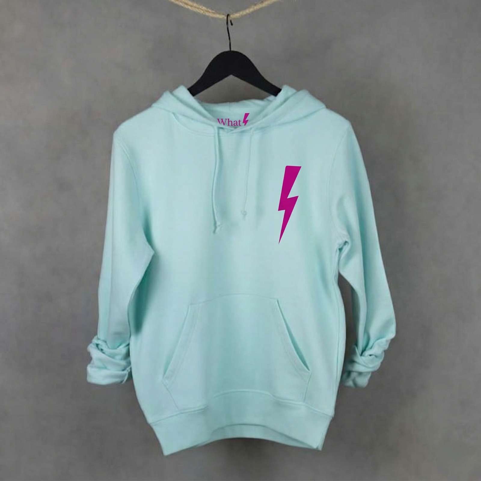 Sudadera premium de algodón orgánico WhatStyle con diseño Leader y logotipo oficial con rayo.