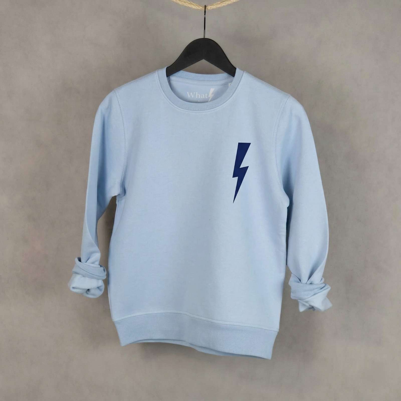 Sudadera premium de algodón orgánico WhatStyle con diseño Leader y logotipo oficial con rayo.