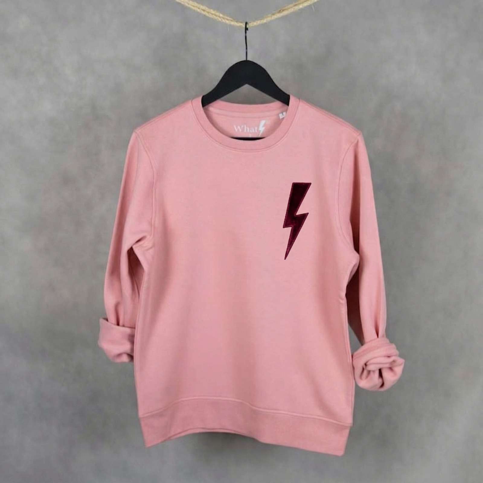 Sudadera premium de algodón orgánico WhatStyle con diseño Leader y logotipo oficial con rayo.