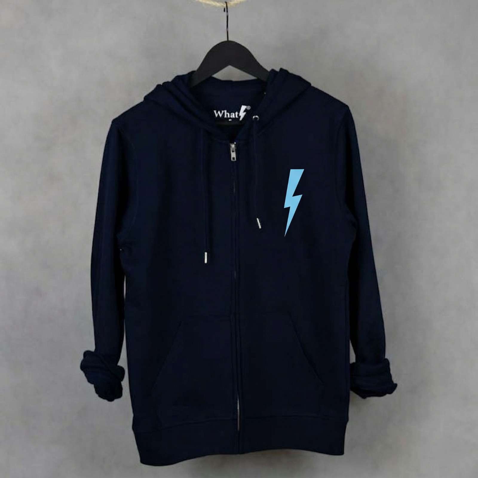 Sudadera premium de algodón orgánico WhatStyle con diseño Leader y logotipo oficial con rayo.