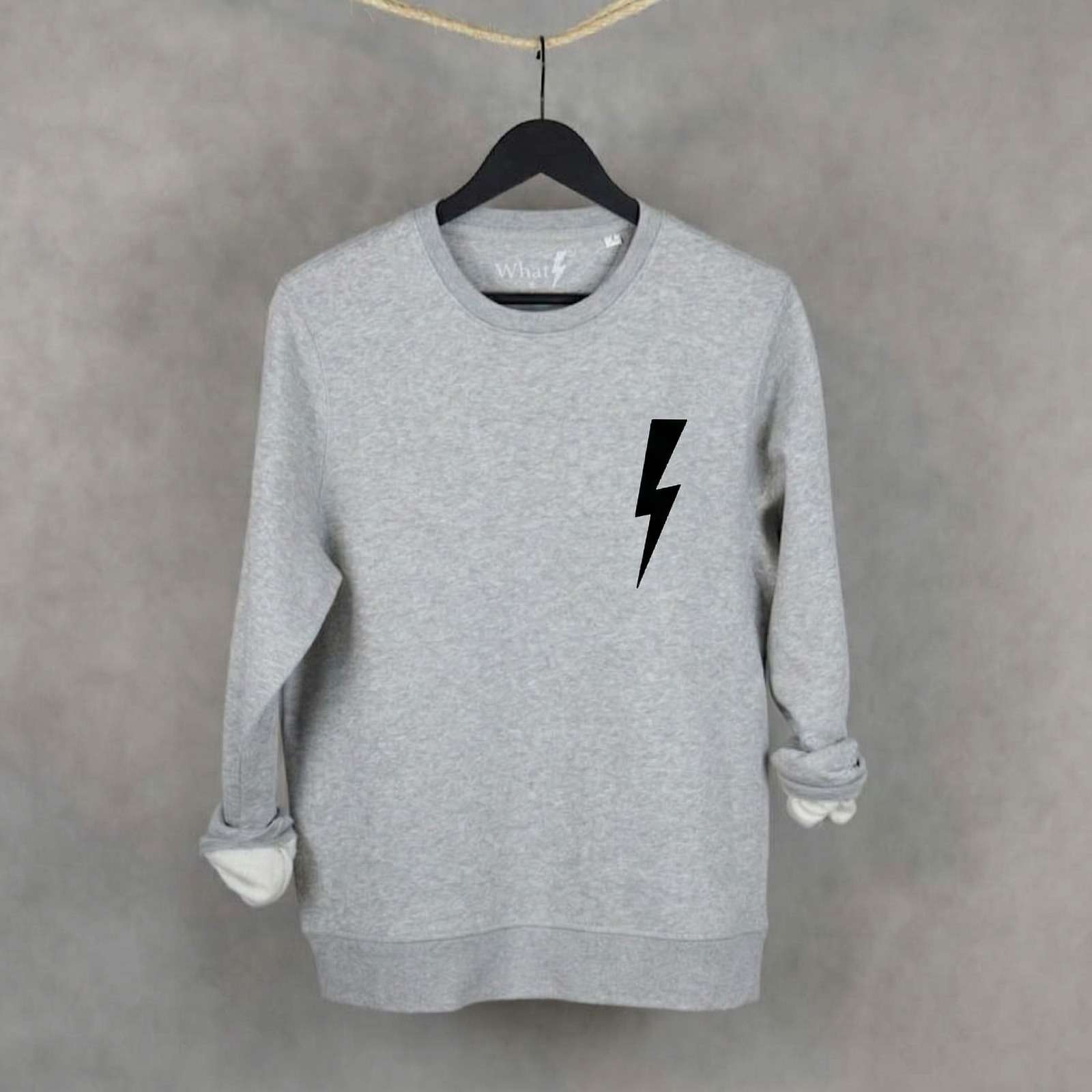 Sudadera premium de algodón orgánico WhatStyle con diseño Leader y logotipo oficial con rayo.