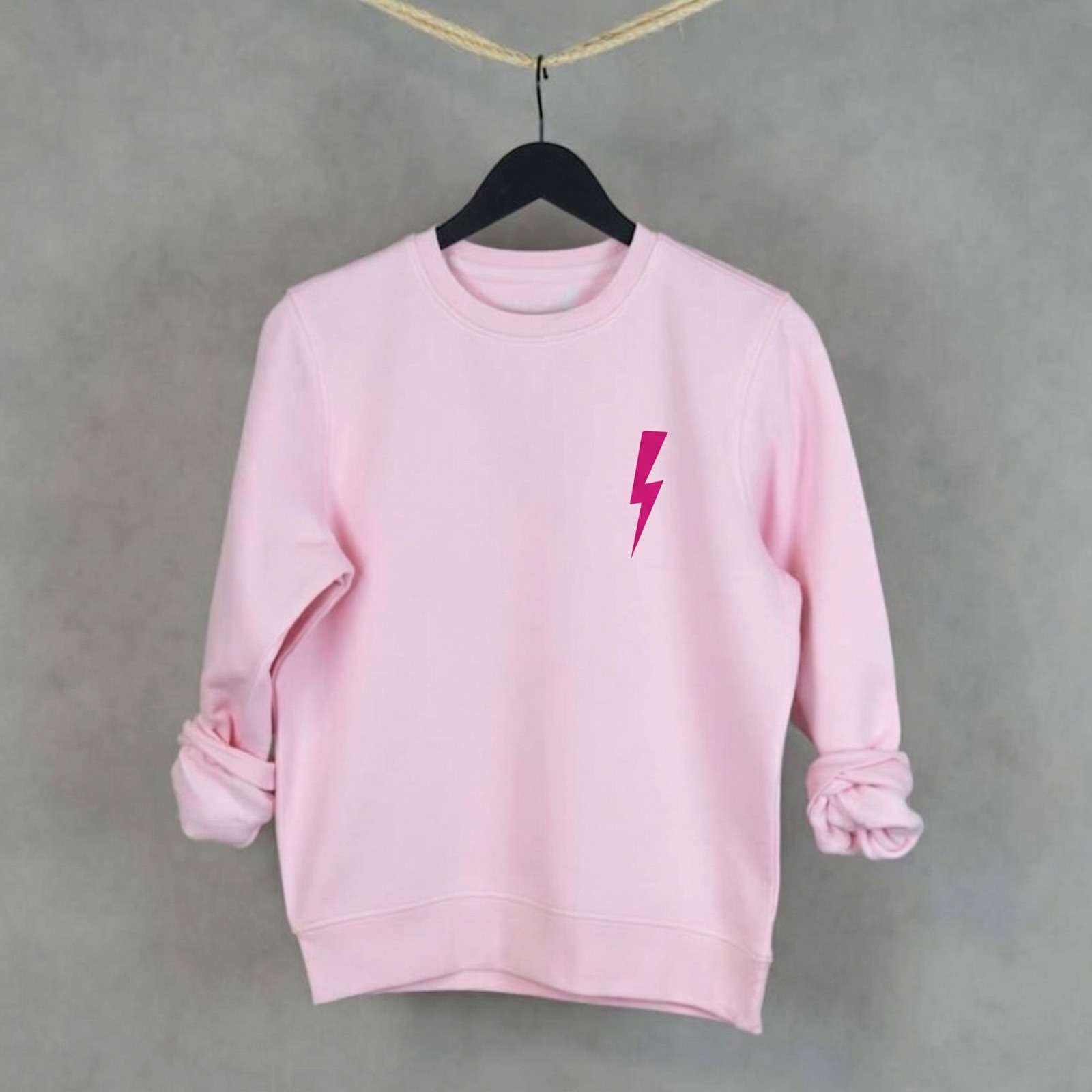 Sudadera premium de algodón orgánico WhatStyle con diseño Leader y logotipo oficial con rayo.