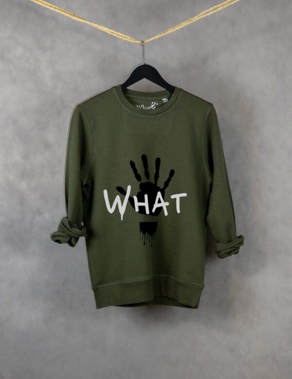 Sudadera caqui sin capucha con diseño sangriento de la marca WhatStyle. El nombre de la marca está en color gris, creando un contraste llamativo sobre el fondo vibrante.