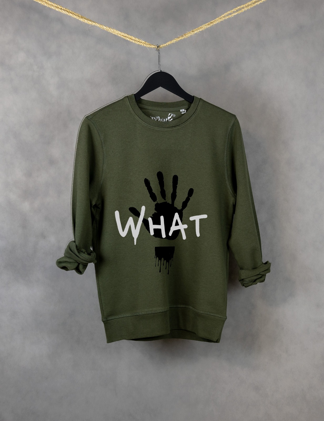 Sudadera caqui sin capucha con diseño sangriento de la marca WhatStyle. El nombre de la marca está en color gris, creando un contraste llamativo sobre el fondo vibrante.