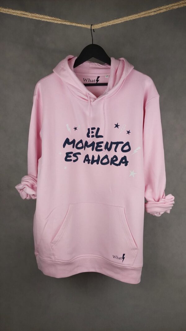Imagen de la Sudadera Momento Unisex en color rosa, con diseño minimalista y confección en algodón orgánico.