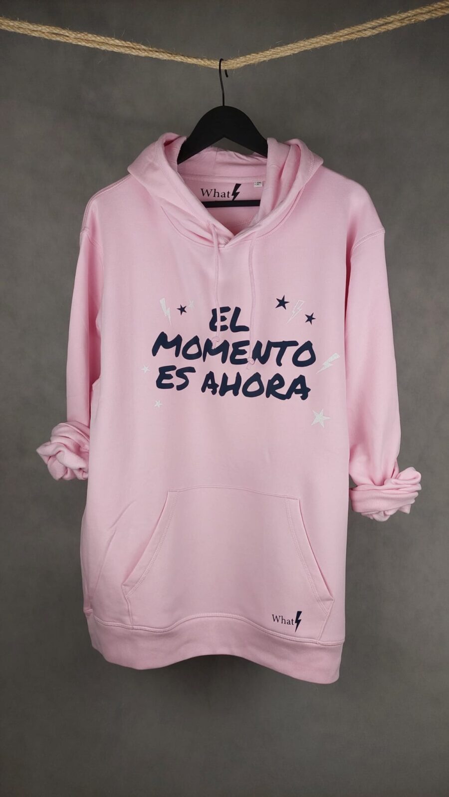 Imagen de la Sudadera Momento Unisex en color rosa, con diseño minimalista y confección en algodón orgánico.