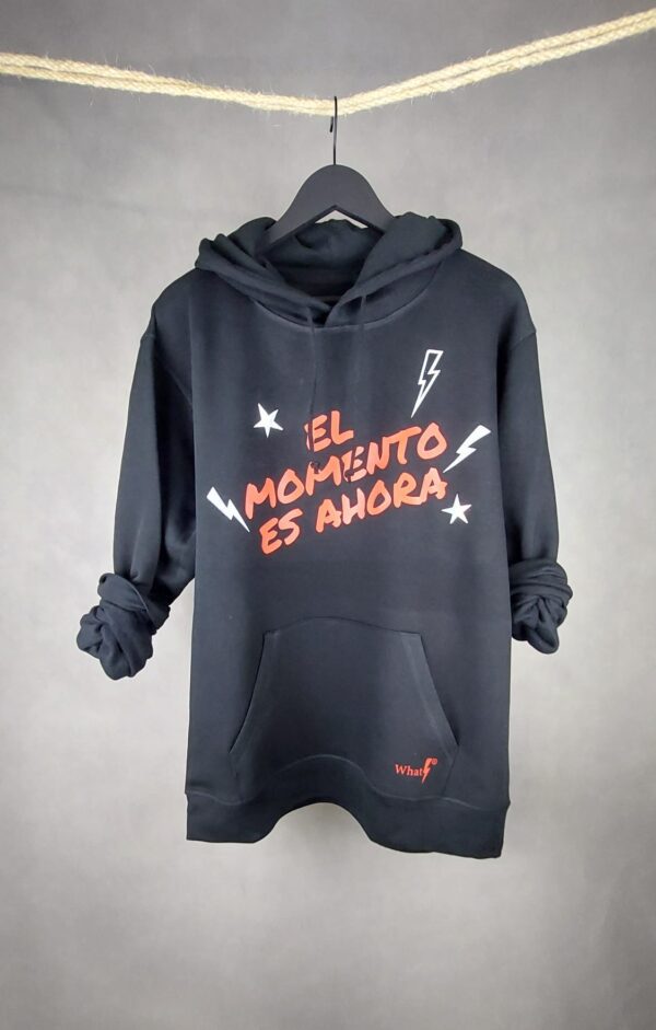 Imagen de la Sudadera Momento Unisex en color negro, con diseño minimalista y confección en algodón orgánico. (color negro)