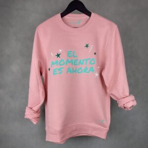 Imagen de la Sudadera Momento Unisex en color coral, con diseño minimalista y confección en algodón orgánico.