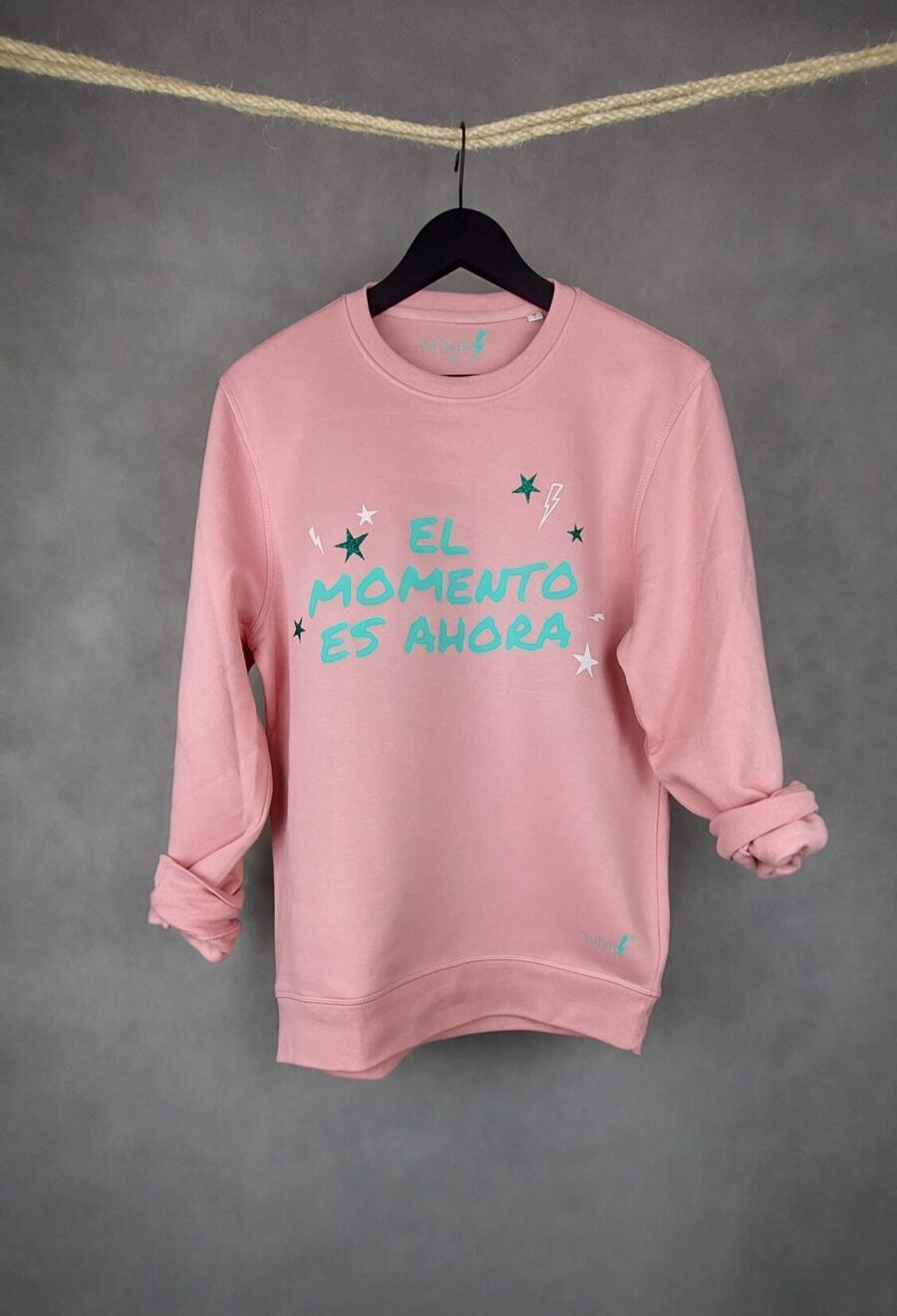 Imagen de la Sudadera Momento Unisex en color coral, con diseño minimalista y confección en algodón orgánico.