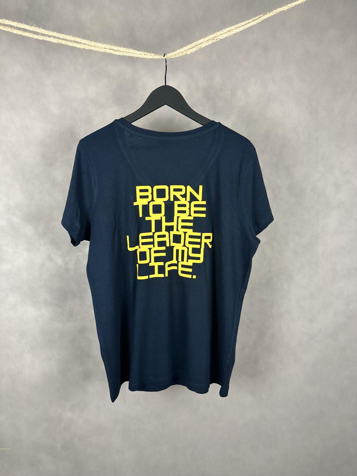 Vista trasera camiseta Leader azul marino con frase Born to be the leader of my life en blanco marca WhatStyle