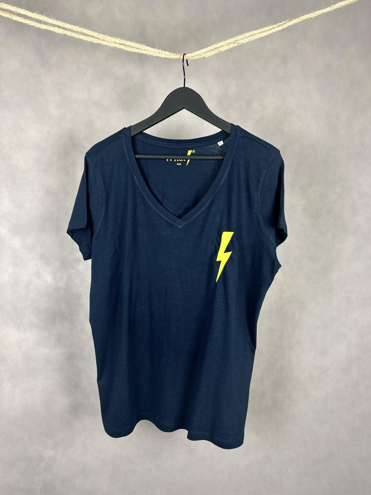 Camiseta Leader azul marino de algodón orgánico con pequeño rayo amarillo minimalista en el pecho marca WhatStyle