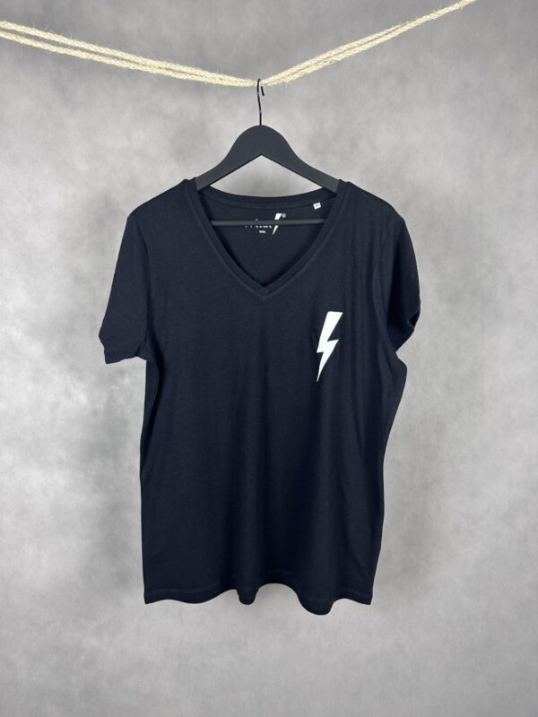 Camiseta Leader negra de algodón orgánico con pequeño rayo blanco minimalista en el pecho marca WhatStyle