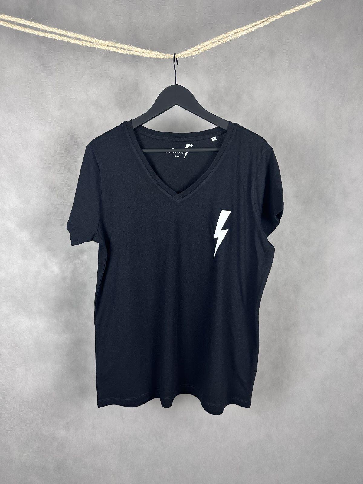 Camiseta Leader negra de algodón orgánico con pequeño rayo blanco minimalista en el pecho marca WhatStyle