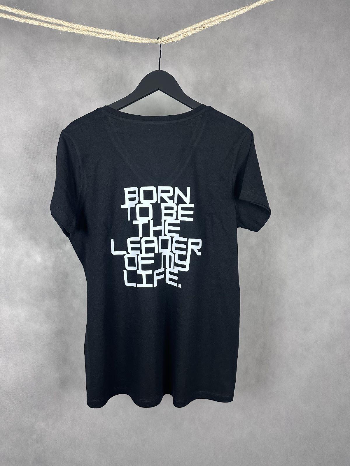 Vista trasera camiseta Leader negra con frase Born to be the leader of my life en blanco marca WhatStyle