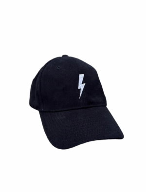 Gorra negra clásica What Black de algodón orgánico con diseño de 6 paneles y cierre ajustable.