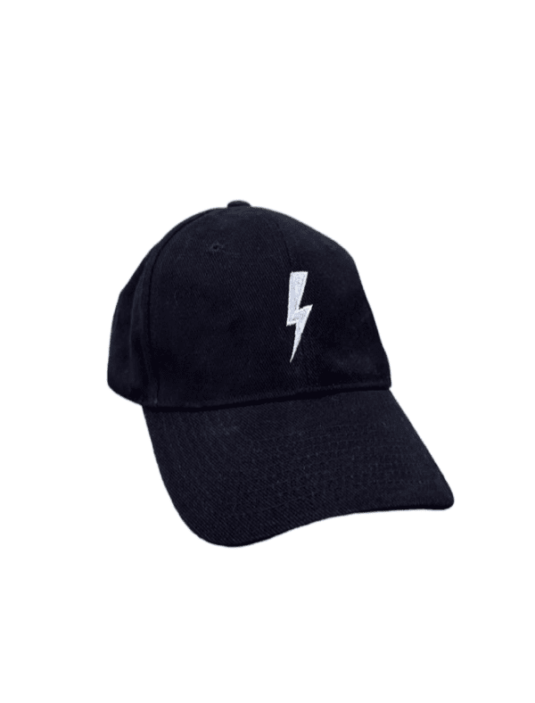 Gorra negra clásica What Black de algodón orgánico con diseño de 6 paneles y cierre ajustable.