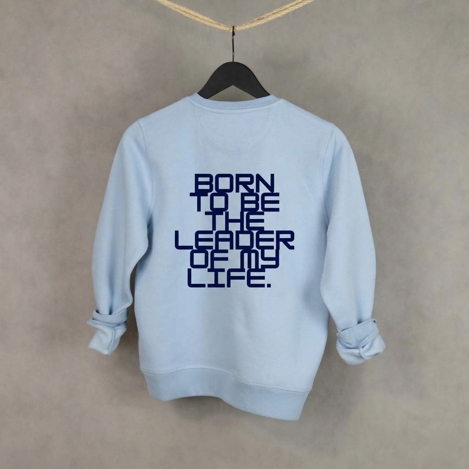 Vista posterior de sudadera WhatStyle mostrando el corte y la consistencia del tejido orgánico.