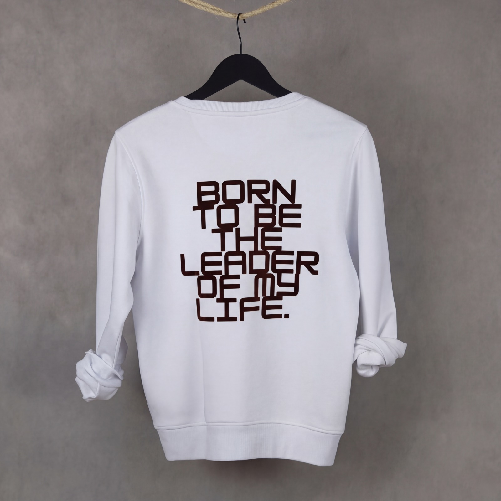 Vista posterior de sudadera WhatStyle mostrando el corte y la consistencia del tejido orgánico.