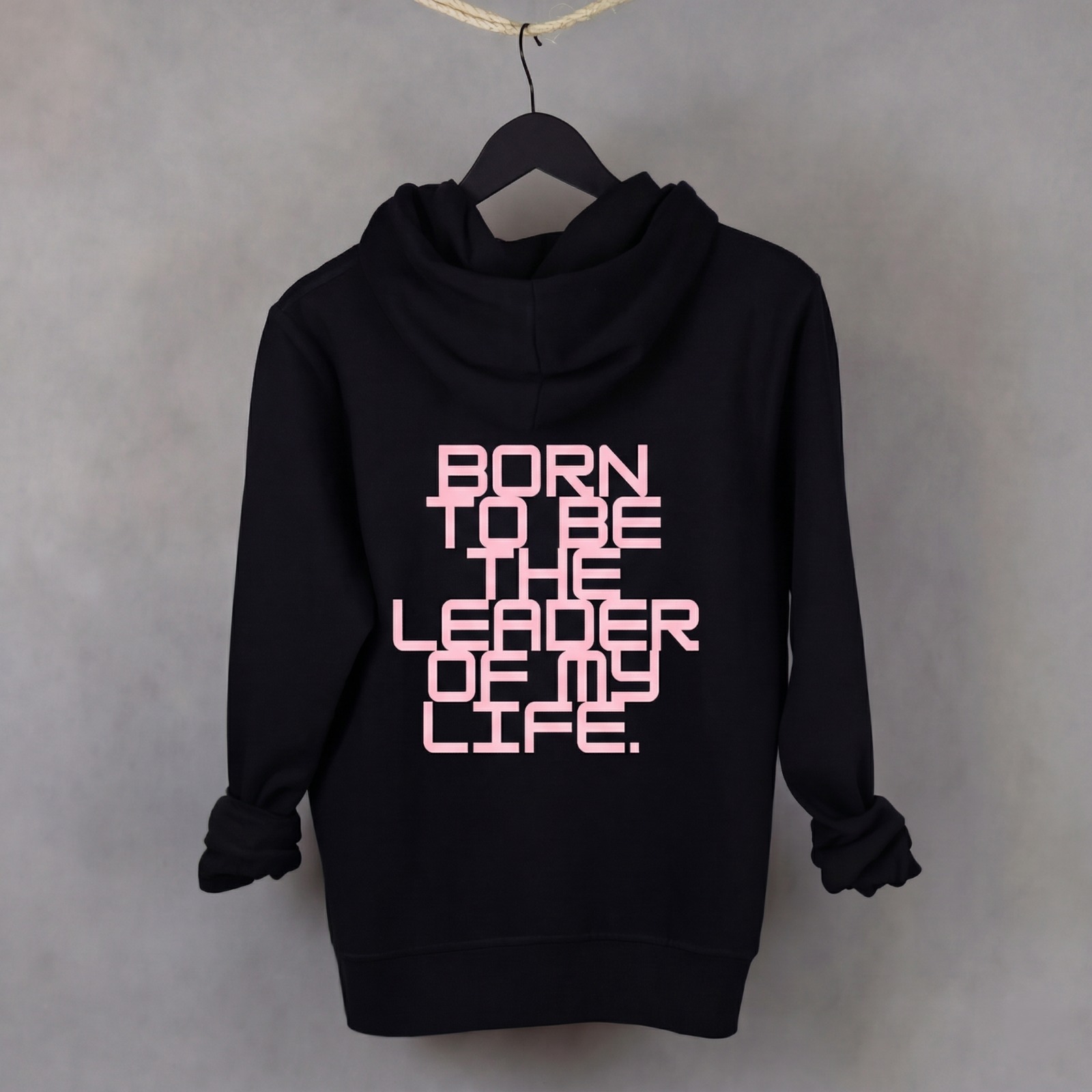 Vista posterior de sudadera WhatStyle mostrando el corte y la consistencia del tejido orgánico.