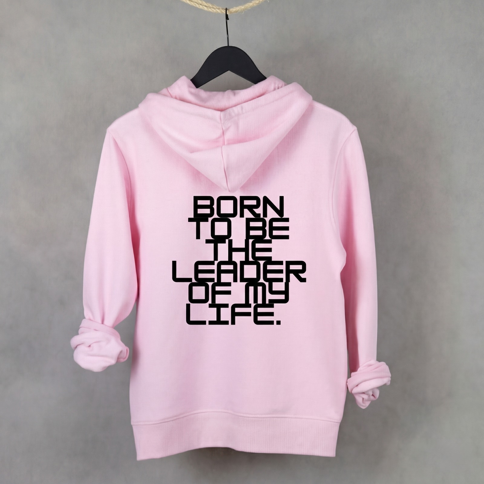 Vista posterior de sudadera WhatStyle mostrando el corte y la consistencia del tejido orgánico.