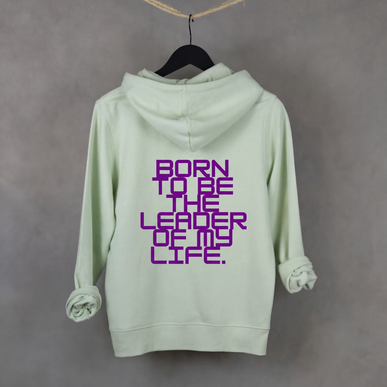 Vista posterior de sudadera WhatStyle mostrando el corte y la consistencia del tejido orgánico.