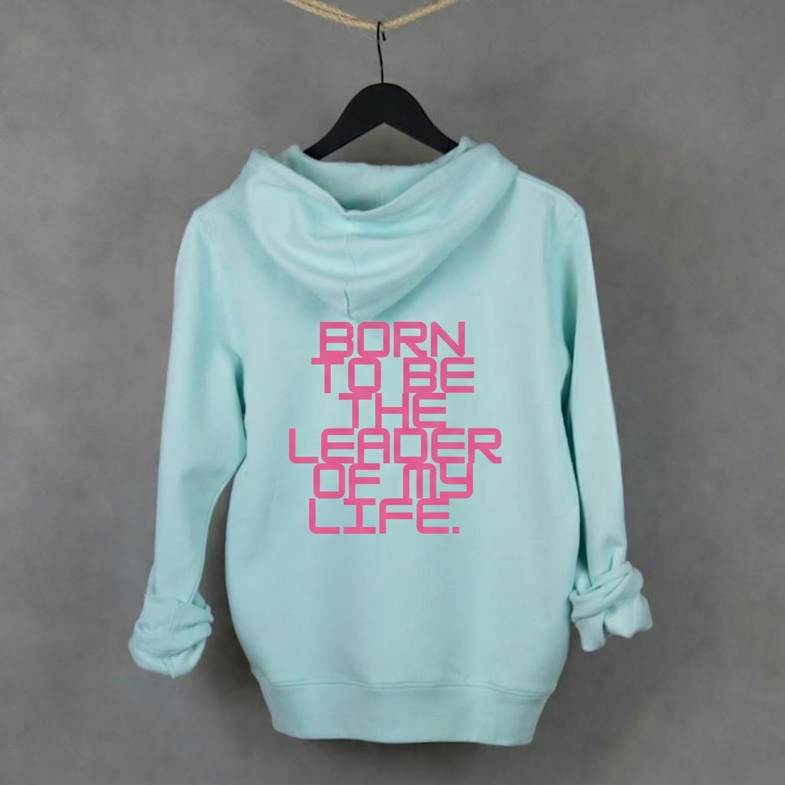 Vista posterior de sudadera WhatStyle mostrando el corte y la consistencia del tejido orgánico.