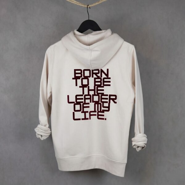 Vista posterior de sudadera WhatStyle mostrando el corte y la consistencia del tejido orgánico.