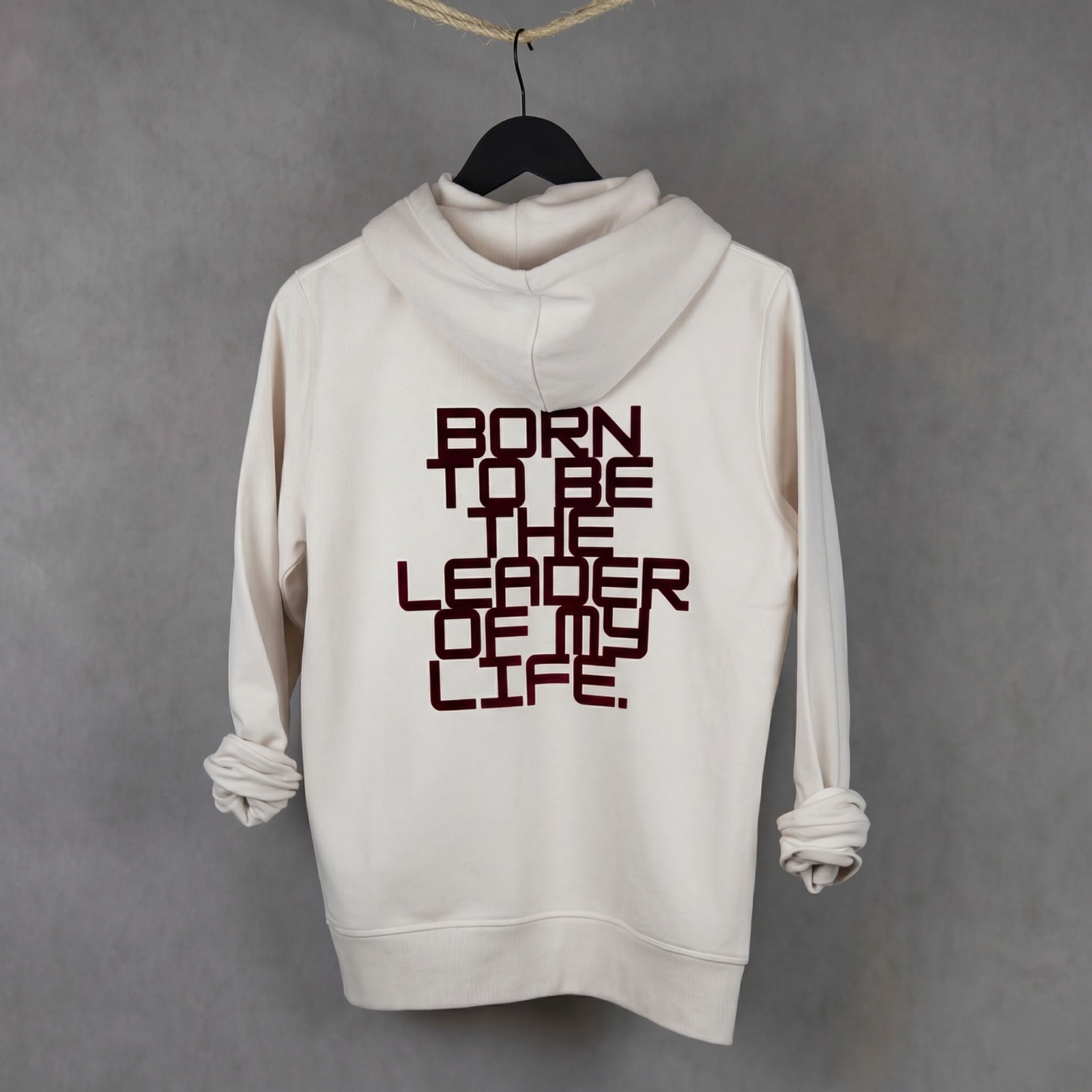 Vista posterior de sudadera WhatStyle mostrando el corte y la consistencia del tejido orgánico.