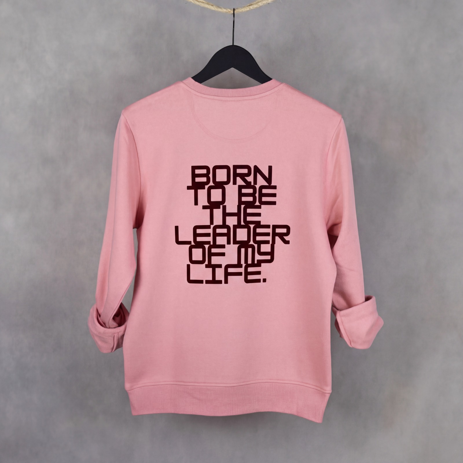 Vista posterior de sudadera WhatStyle mostrando el corte y la consistencia del tejido orgánico.