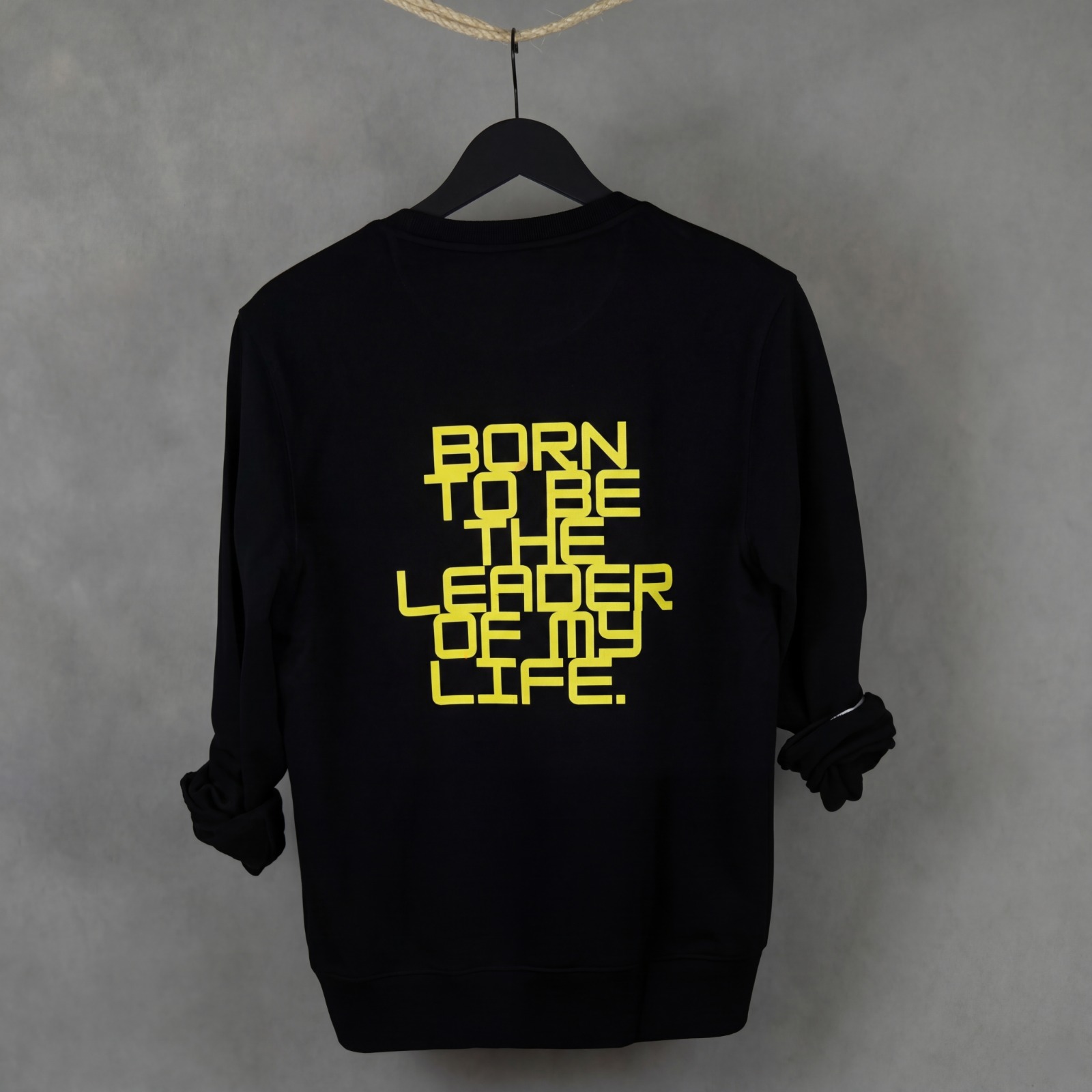 Vista posterior de sudadera WhatStyle mostrando el corte y la consistencia del tejido orgánico.