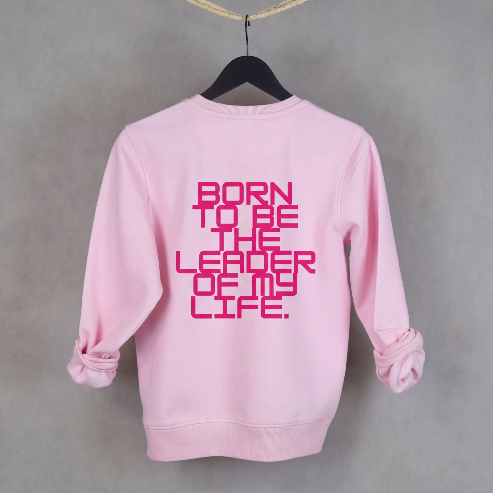 Vista posterior de sudadera WhatStyle mostrando el corte y la consistencia del tejido orgánico.