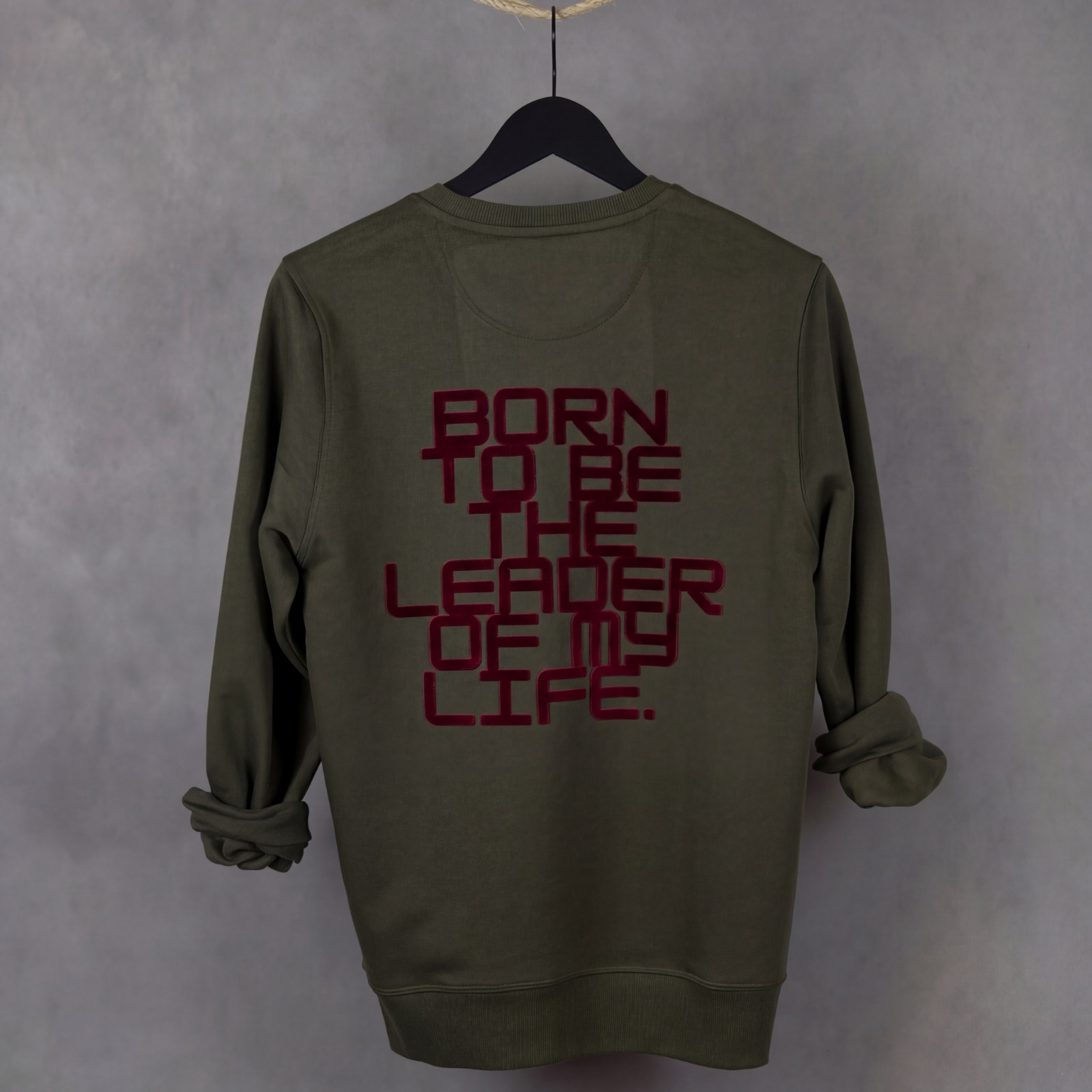 Vista posterior de sudadera WhatStyle mostrando el corte y la consistencia del tejido orgánico.