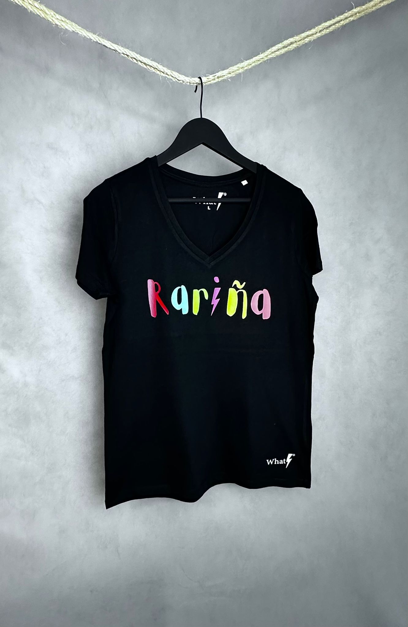 Camiseta negra de edición limitada WhatStyle con estampado Rariña
