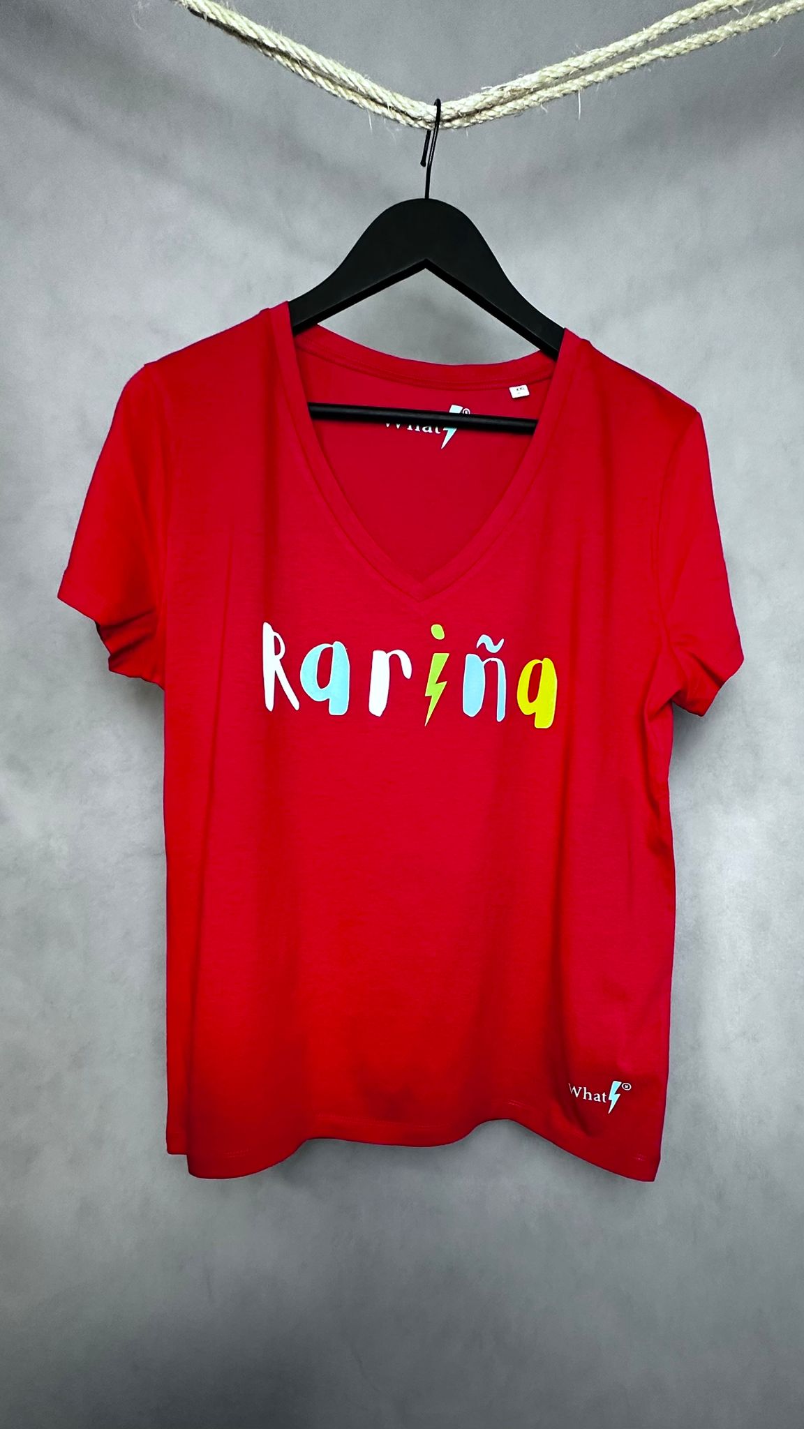 Camiseta roja de edición limitada WhatStyle con estampado Rariña