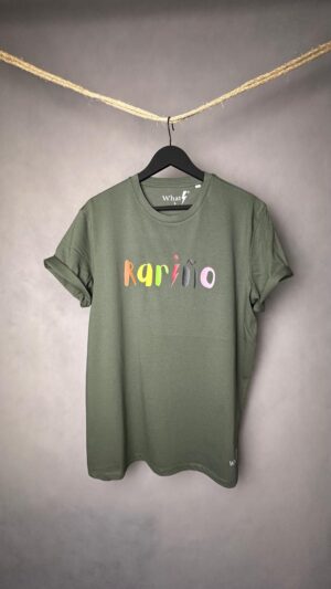 Camiseta verde militar modelo WhatLite 150gsm con estampado multicolor “Rariño”.
