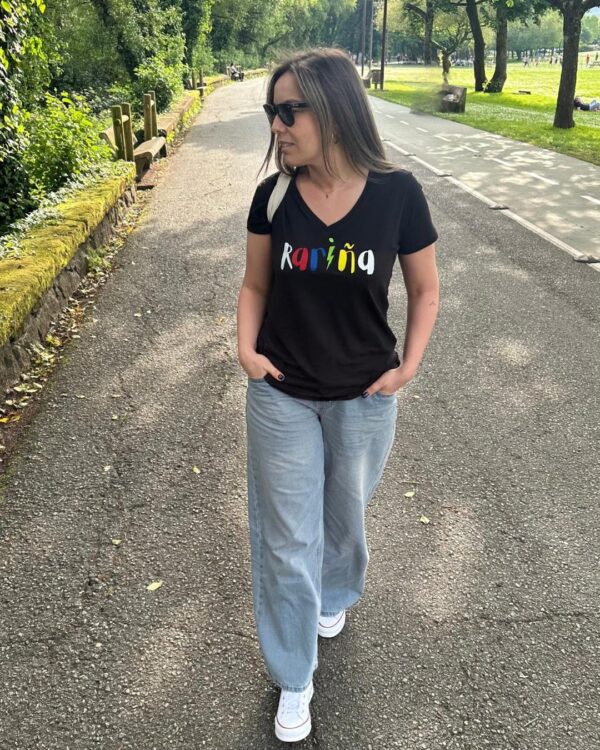 Modelo con camiseta negra de edición limitada WhatStyle con estampado Rariña