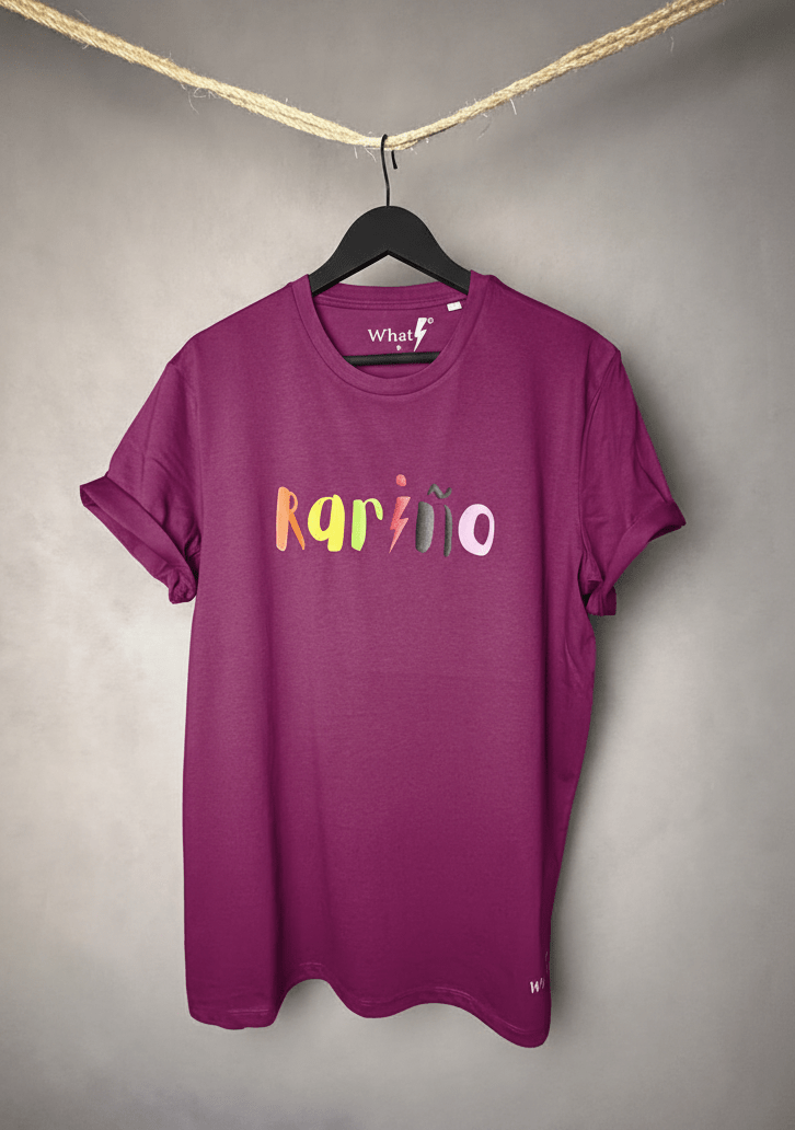 Camiseta morado oscuro modelo What Core 180gsm con estampado multicolor “Rariño/a”.