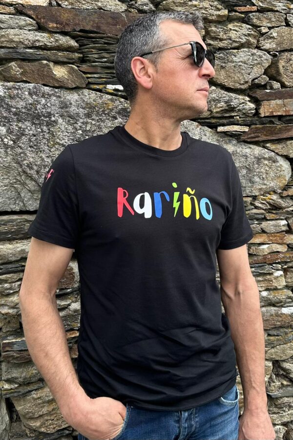Modelo con camiseta negra unisex de edición limitada WhatStyle con estampado Rariño/a