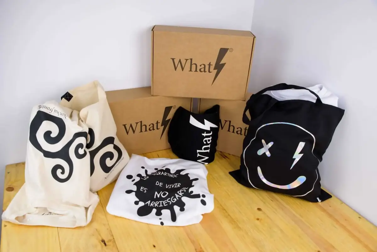 Bolsas y camisetas unisex sostenibles de Whatstyle con diseños exclusivos