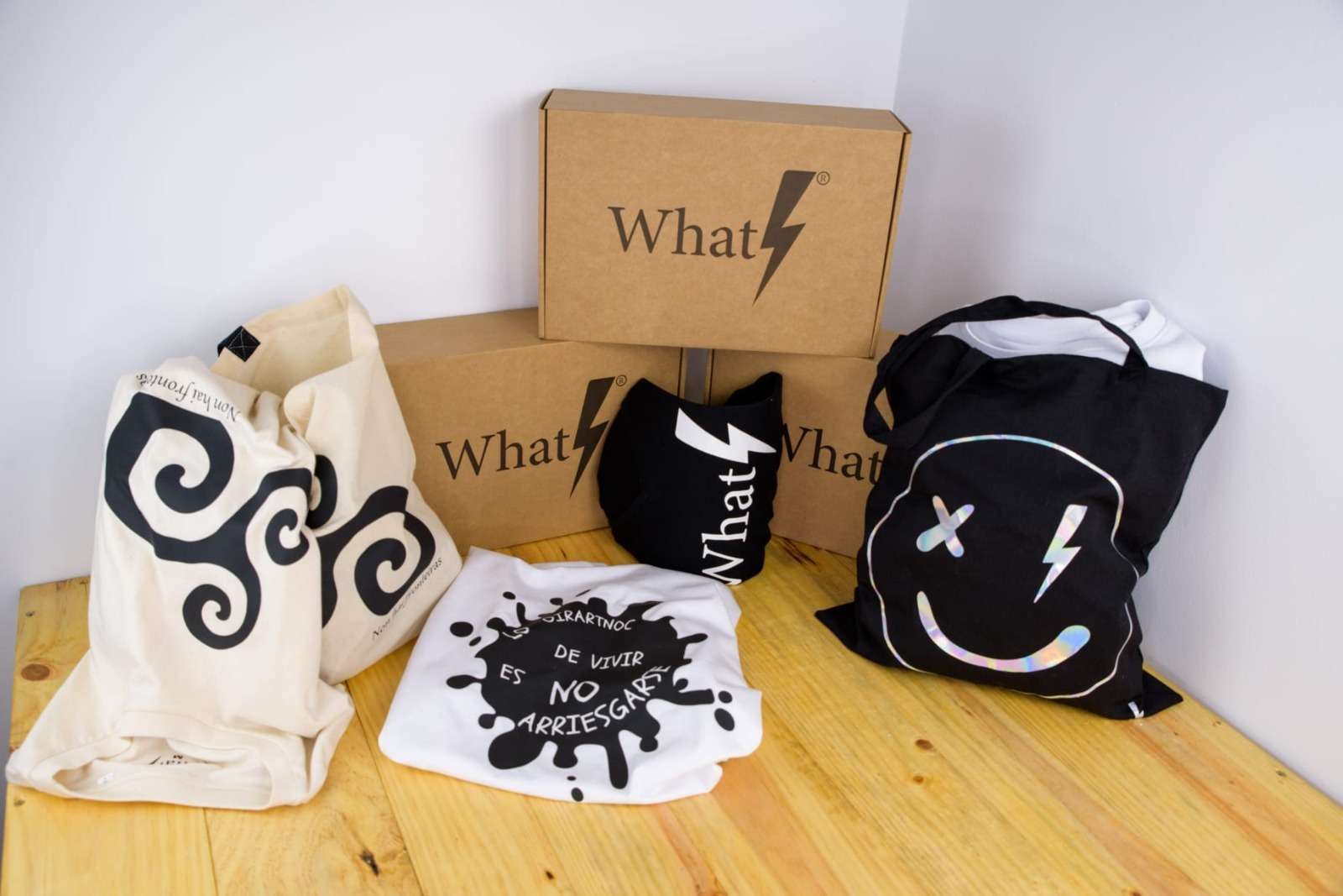 Bolsas y camisetas unisex sostenibles Whatstyle - Moda ética en Galicia