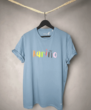 Camiseta azul cielo modelo WhatLite 150gsm con estampado “Rariño/a”.